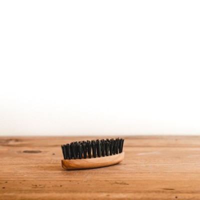 Brosse à barbe de poche (bois d'olivier - poils de sanglier) INTO THE BEARD